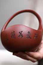 《太极提梁》 国家级工艺美术师 鲍玉华 装饰：李玮 原矿家藏红皮龙，300cc