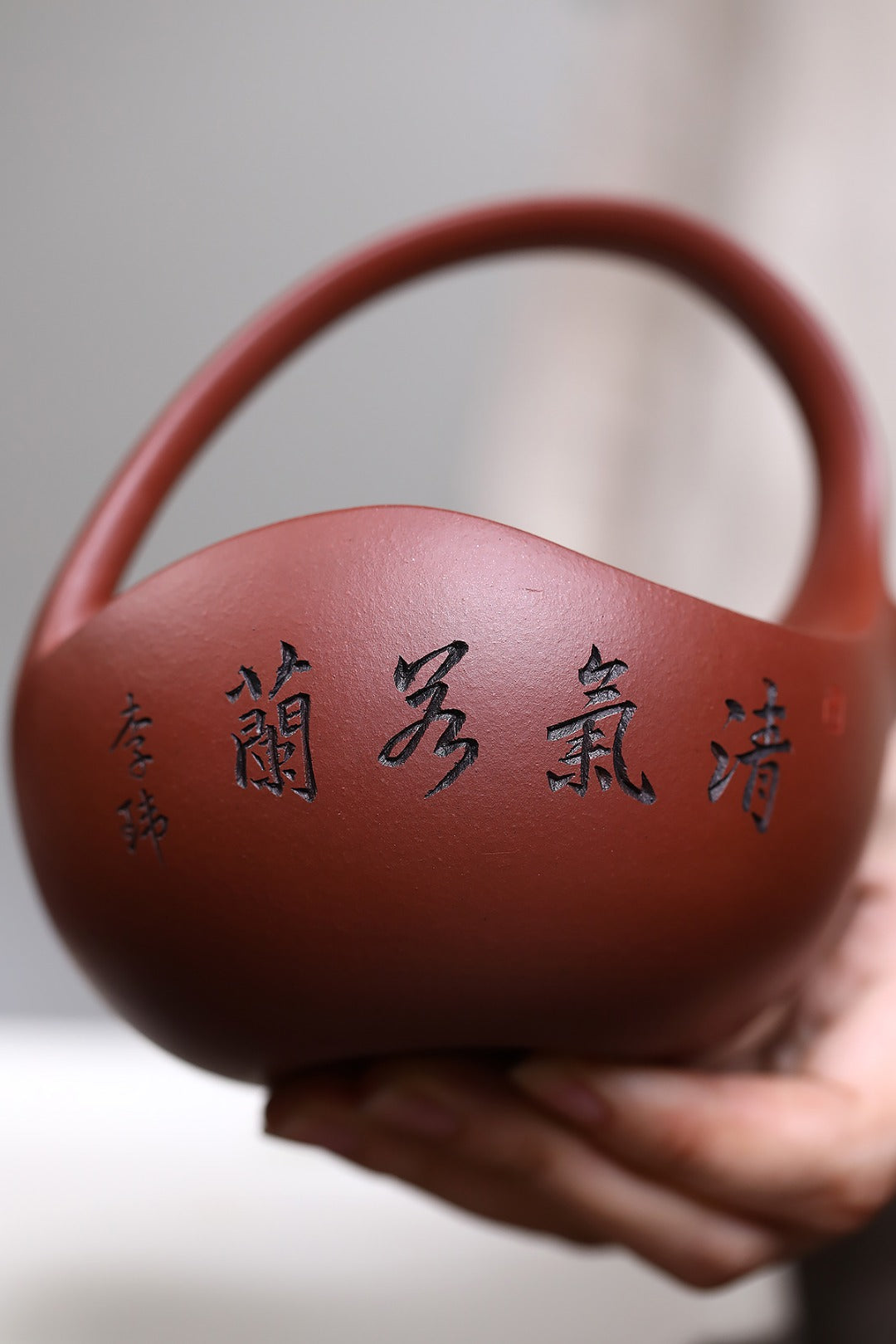 《太极提梁》 国家级工艺美术师 鲍玉华 装饰：李玮 原矿家藏红皮龙，300cc