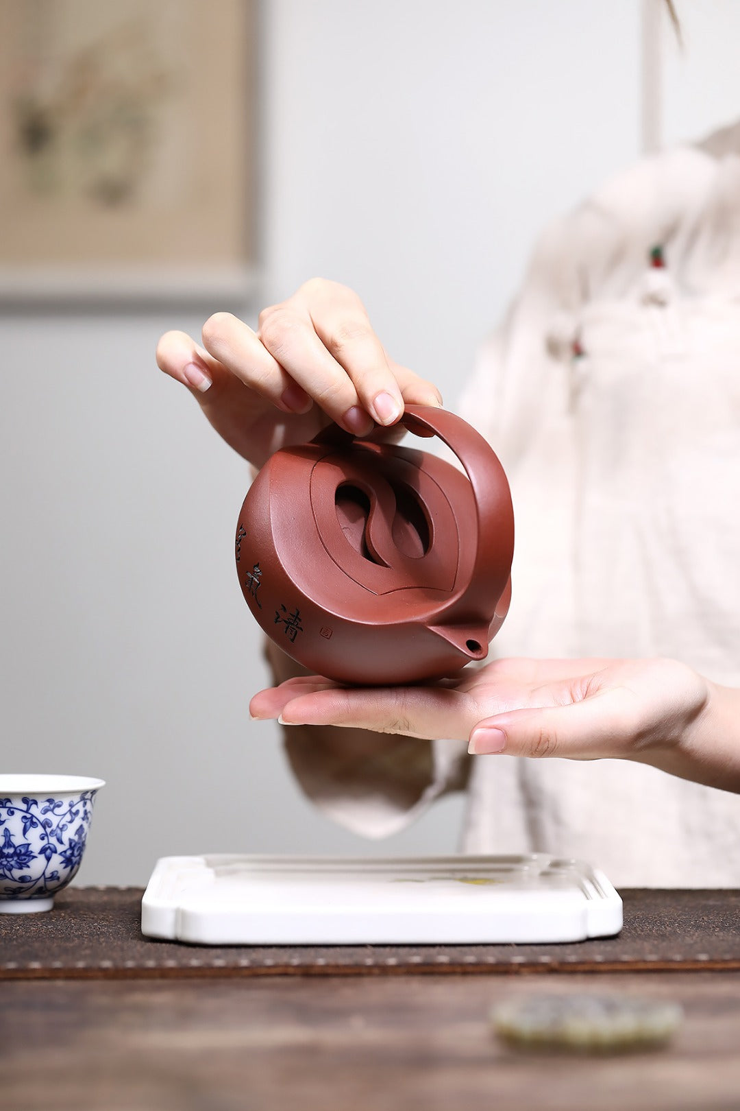 《太极提梁》 国家级工艺美术师 鲍玉华 装饰：李玮 原矿家藏红皮龙，300cc