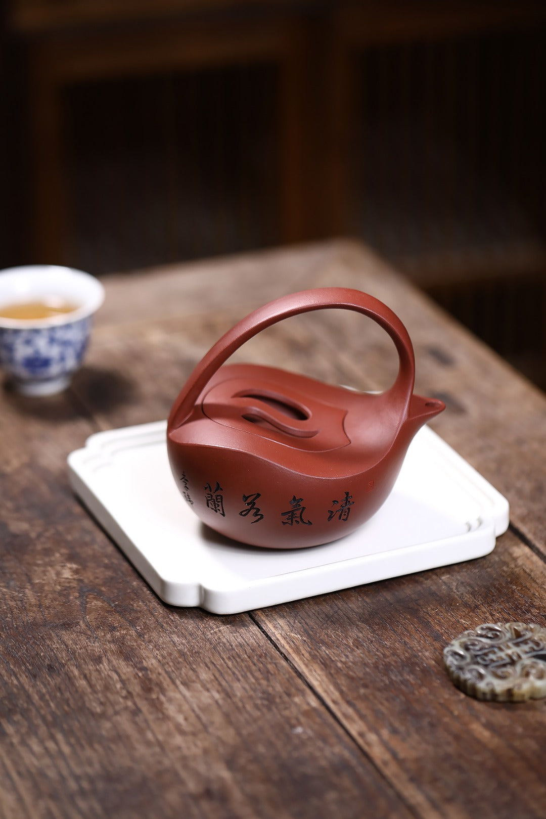 《太极提梁》 国家级工艺美术师 鲍玉华 装饰：李玮 原矿家藏红皮龙，300cc