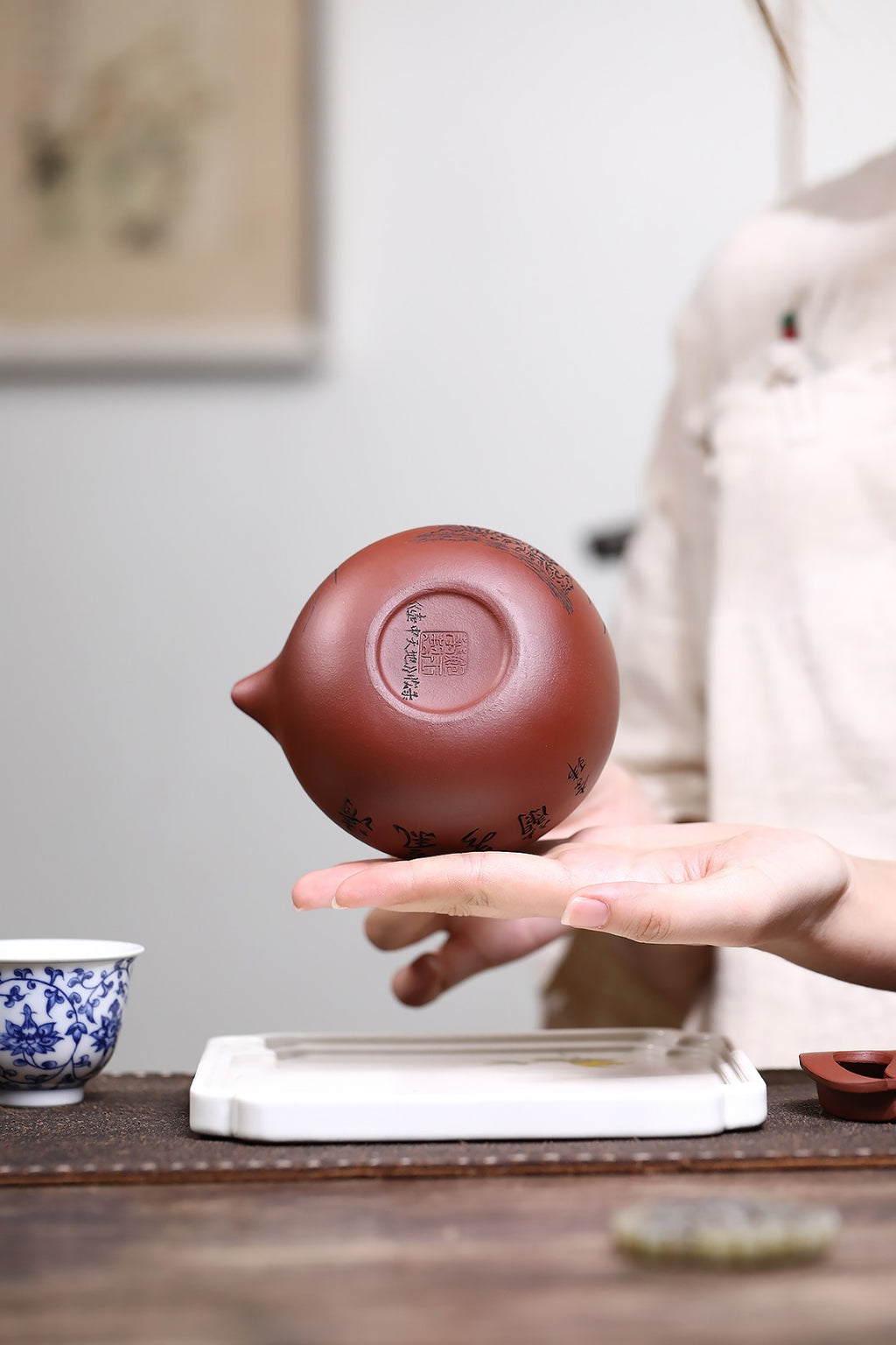 《太极提梁》 国家级工艺美术师 鲍玉华 装饰：李玮 原矿家藏红皮龙，300cc