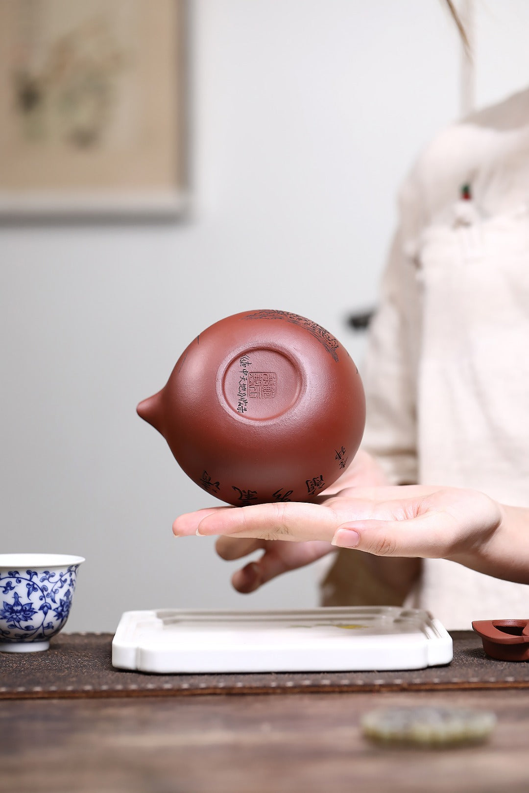 《太极提梁》 国家级工艺美术师 鲍玉华 装饰：李玮 原矿家藏红皮龙，300cc