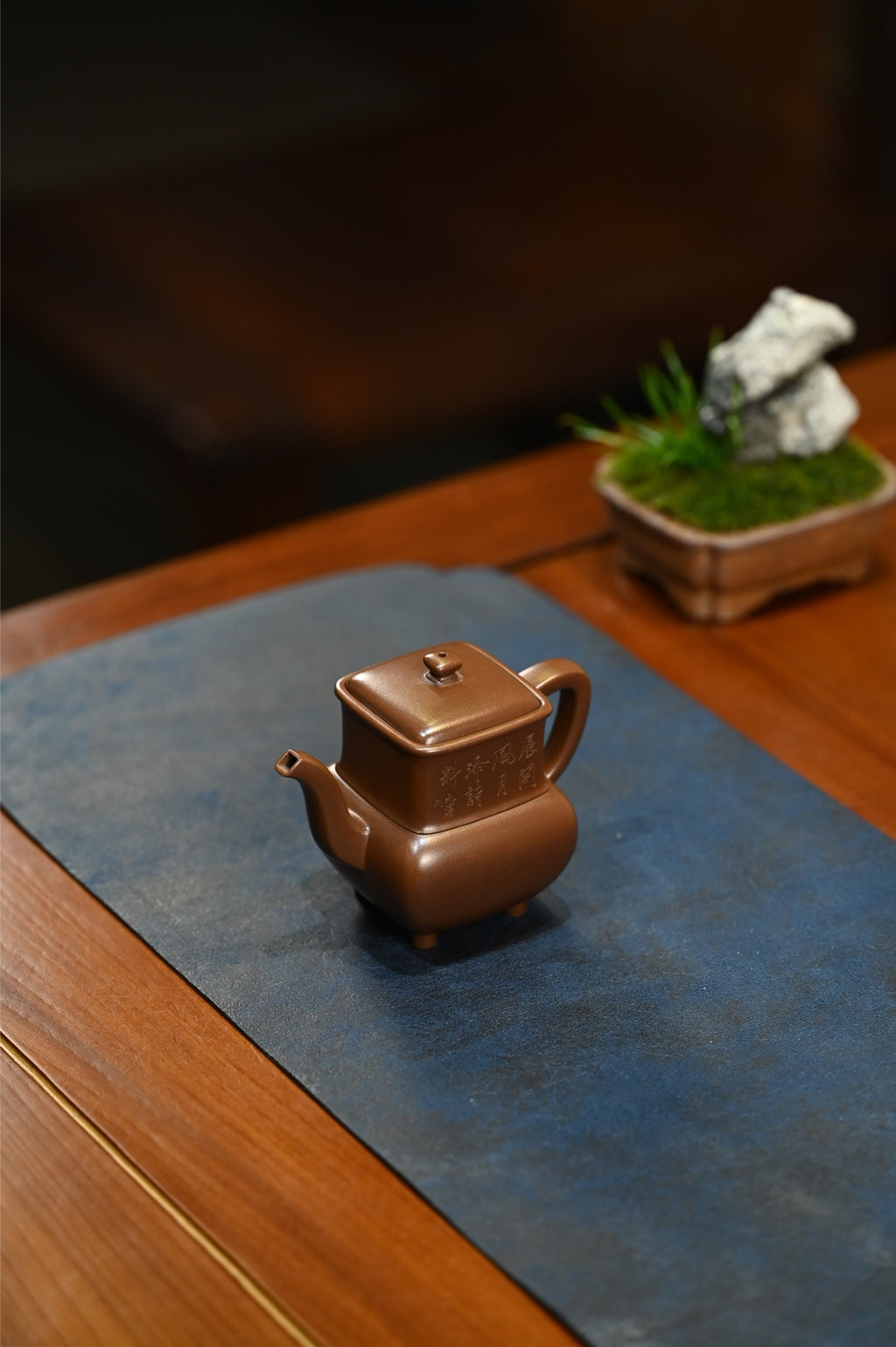 四方酒壶·全手工  /容量160cc/一厂紫泥   “大象无形，大巧不工”，方圆相济，挺匀有力，器形沉着稳重，方中寓圆