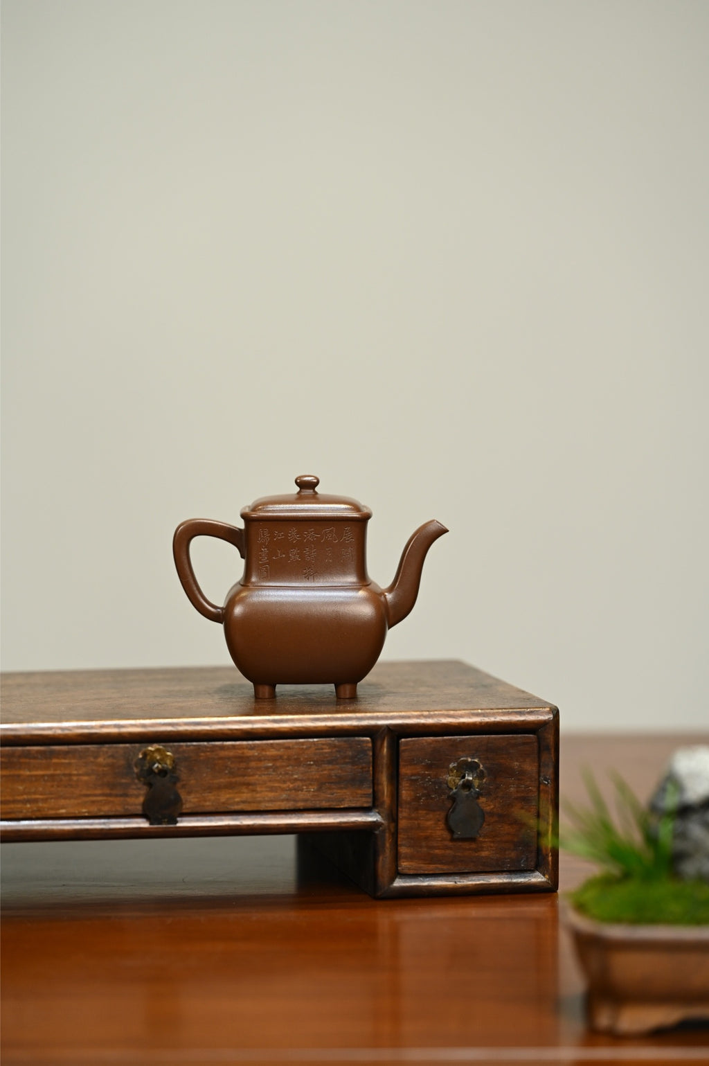 四方酒壶·全手工  /容量160cc/一厂紫泥   “大象无形，大巧不工”，方圆相济，挺匀有力，器形沉着稳重，方中寓圆