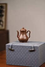 小酒壶·手工/容量150cc/极品紫泥 作品借鉴酒壶元素，雅致脱俗，巧而不纤