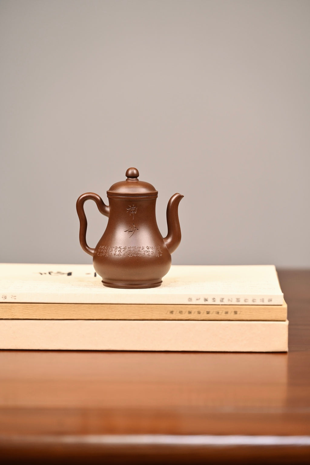 小酒壶·手工/容量150cc/极品紫泥 作品借鉴酒壶元素，雅致脱俗，巧而不纤