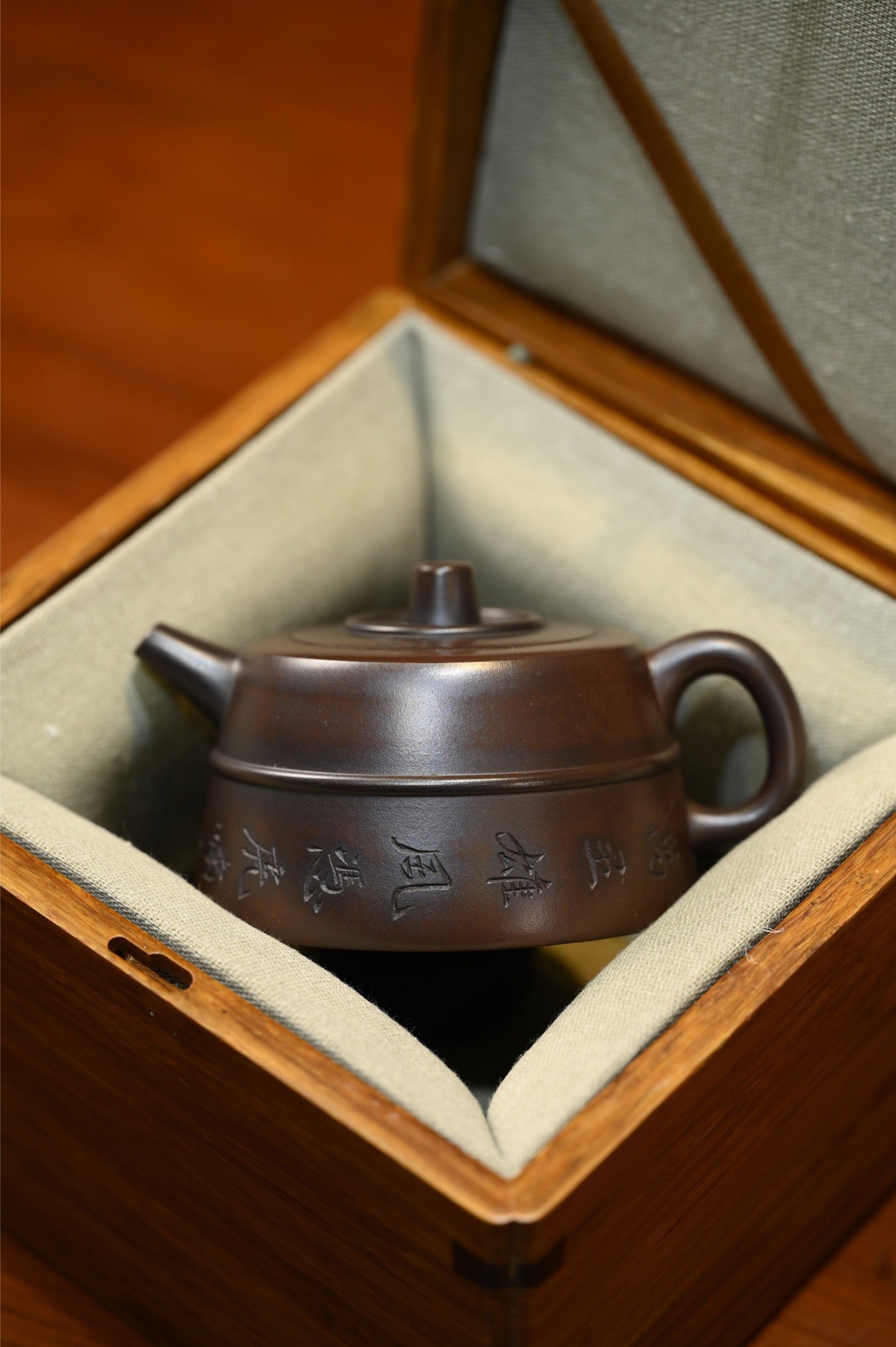 腰线井栏·手工 /容量280cc/紫泥还原烧 壶身线条体现出平和清净，无为之韵
