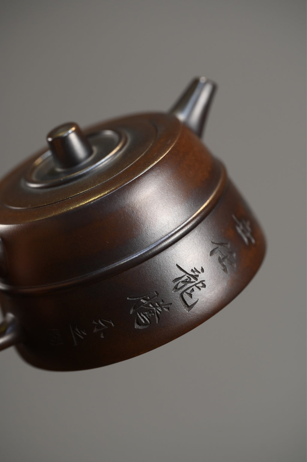 腰线井栏·手工 /容量280cc/紫泥还原烧 壶身线条体现出平和清净，无为之韵