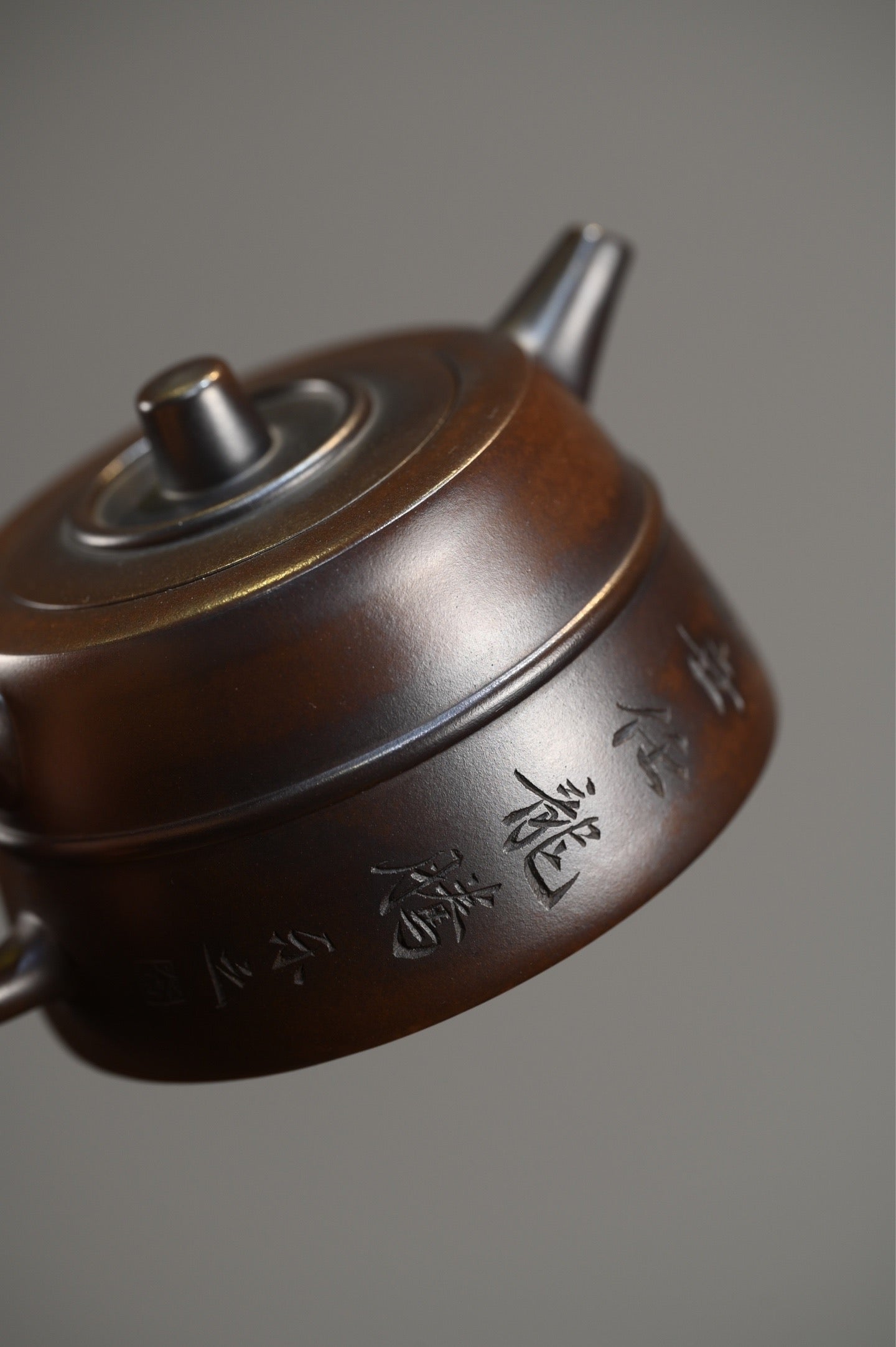 腰线井栏·手工 /容量280cc/紫泥还原烧 壶身线条体现出平和清净，无为之韵