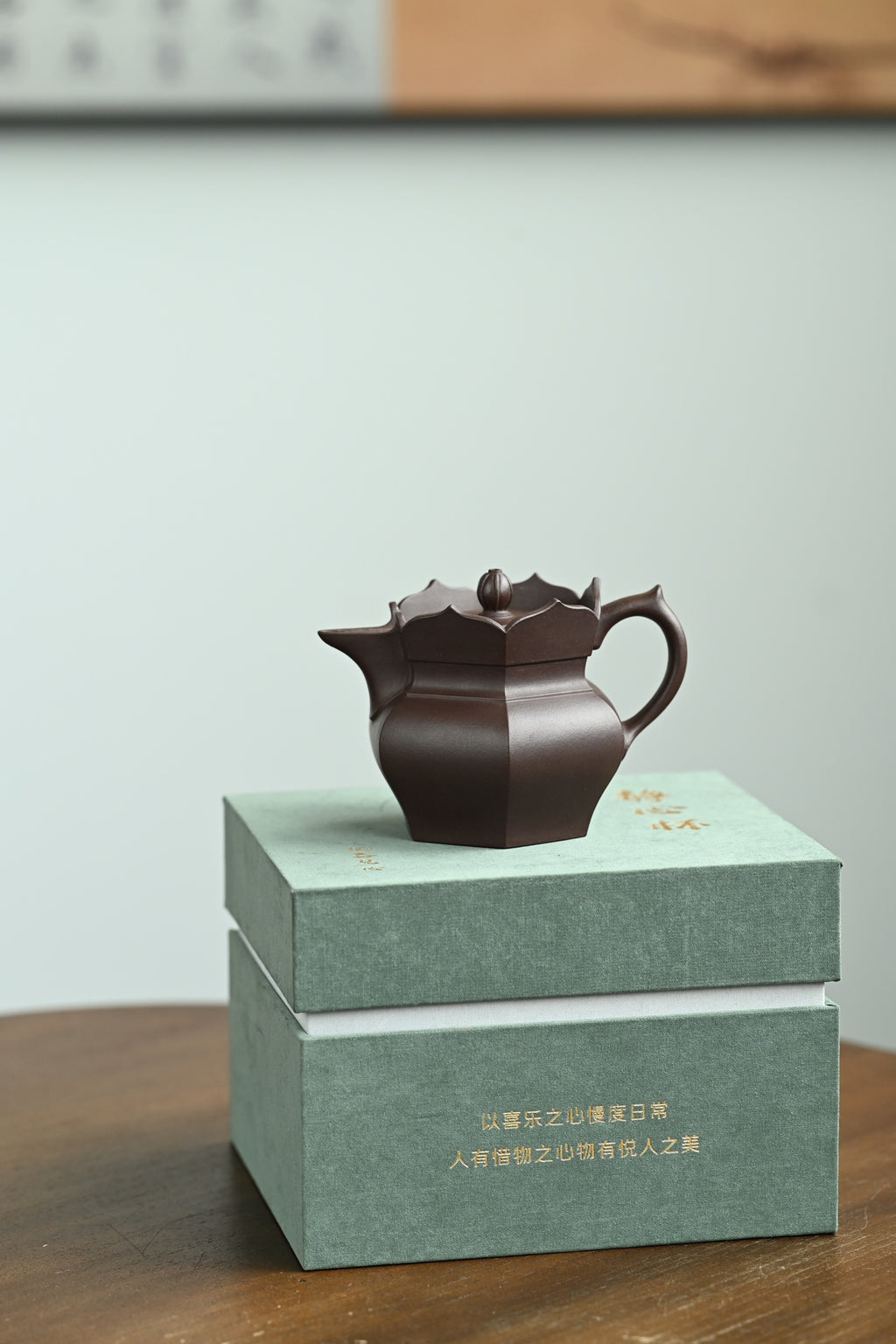 僧帽·全手工 /容量160cc/极品老紫泥 “僧帽壶”的造型棱角分明、精雅独到