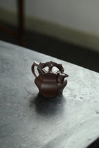 僧帽·全手工 /容量160cc/极品老紫泥 “僧帽壶”的造型棱角分明、精雅独到