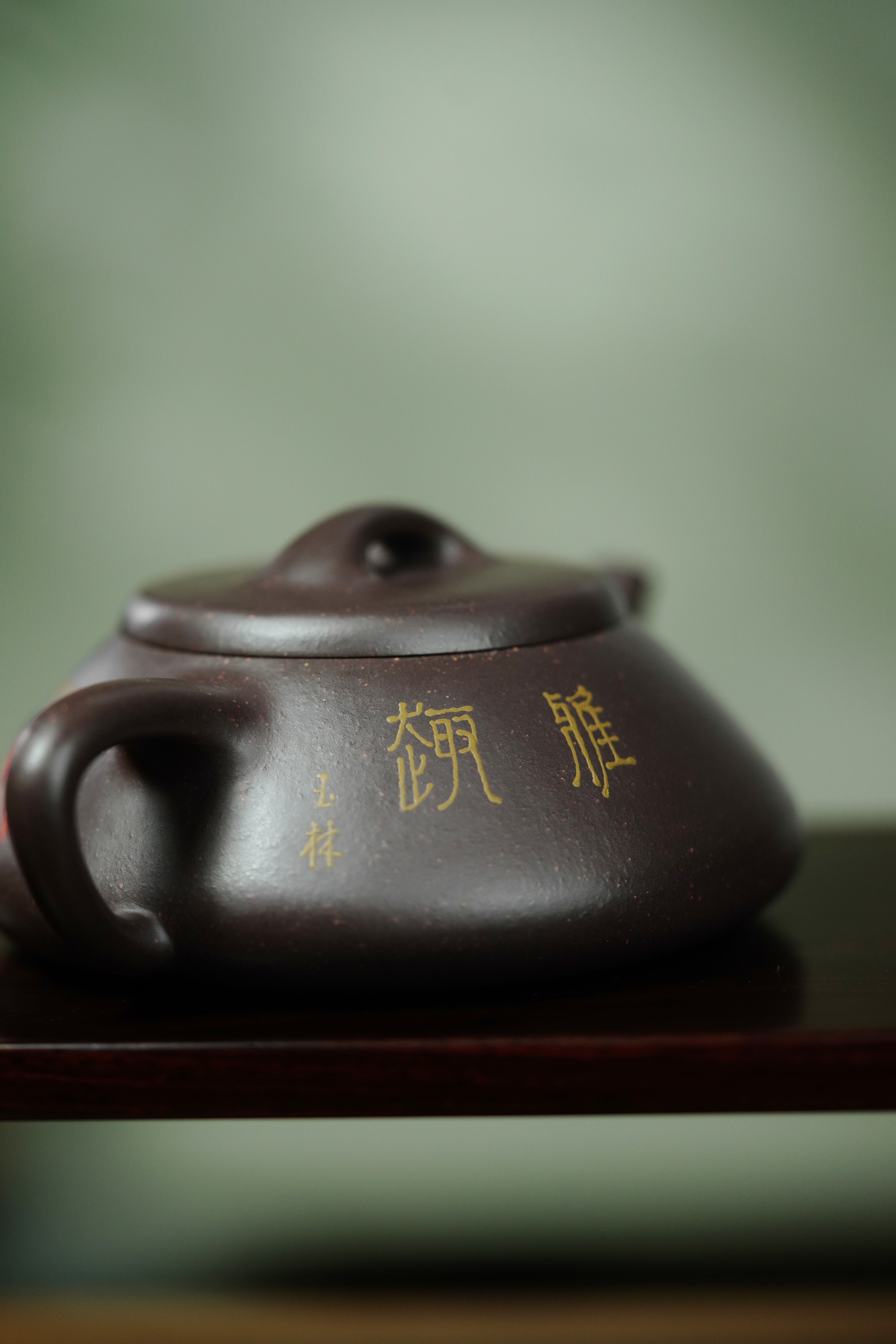 新品👍稀世典藏·紫砂孤品｜沈更轶大师紫砂巅峰之作【纳瓢壶】原矿极品老紫泥·200cc 国大师邱玉林装饰·雅趣