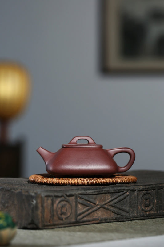 小品【四方石瓢】 制壶：范林强（国家级助理工艺美术师） 泥料：原矿紫茄泥 容量：125cc 孔数：球孔