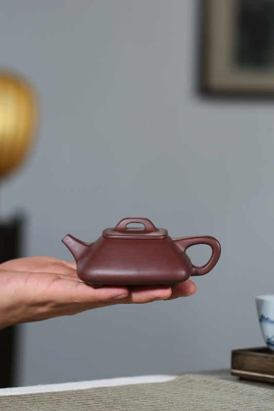 小品【四方石瓢】 制壶：范林强（国家级助理工艺美术师） 泥料：原矿紫茄泥 容量：125cc 孔数：球孔