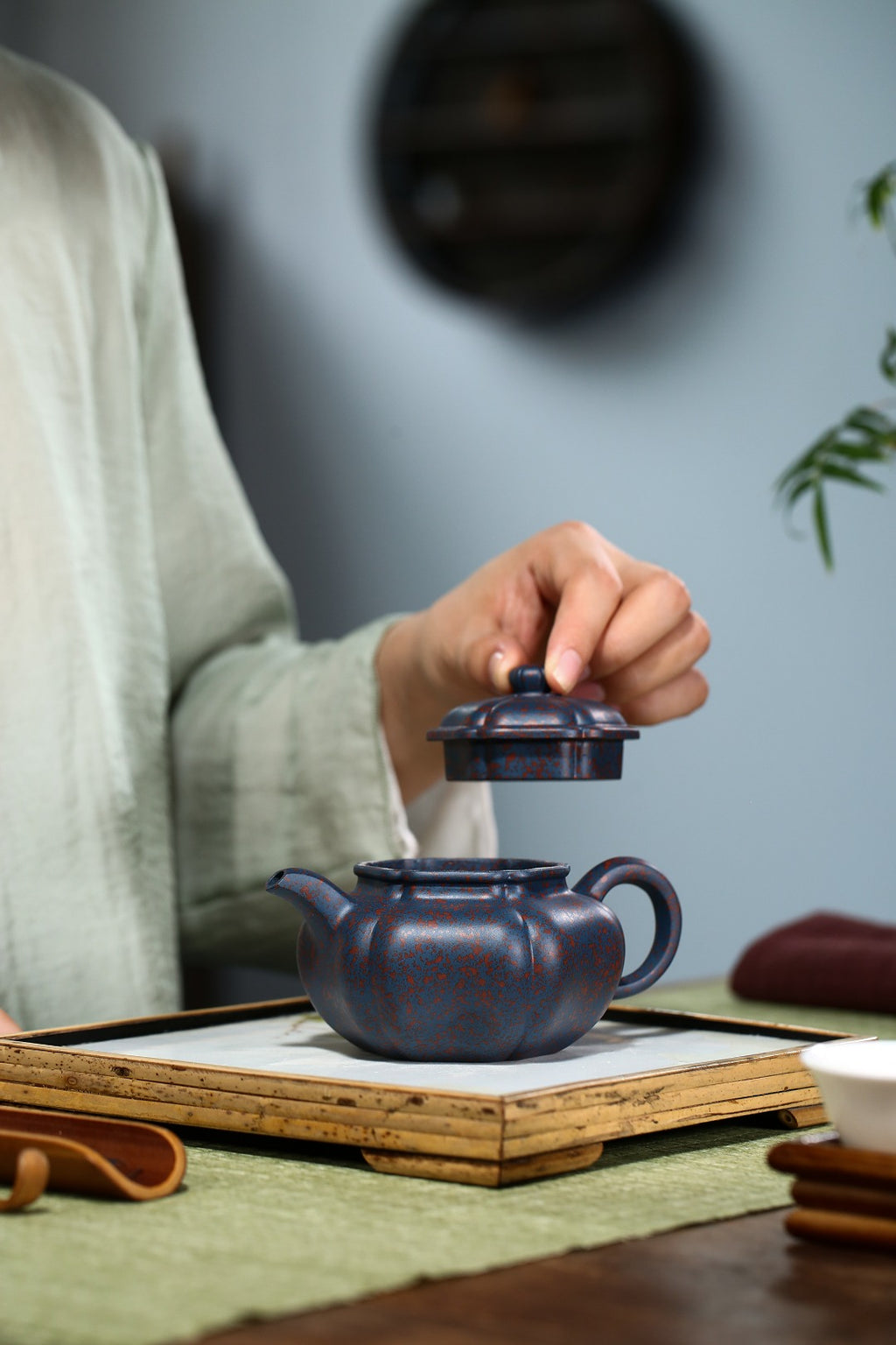 【葵仿古】 制壶：刘彩萍（国家级工艺美术师） 泥料：原矿天翠红砂 容量：200cc