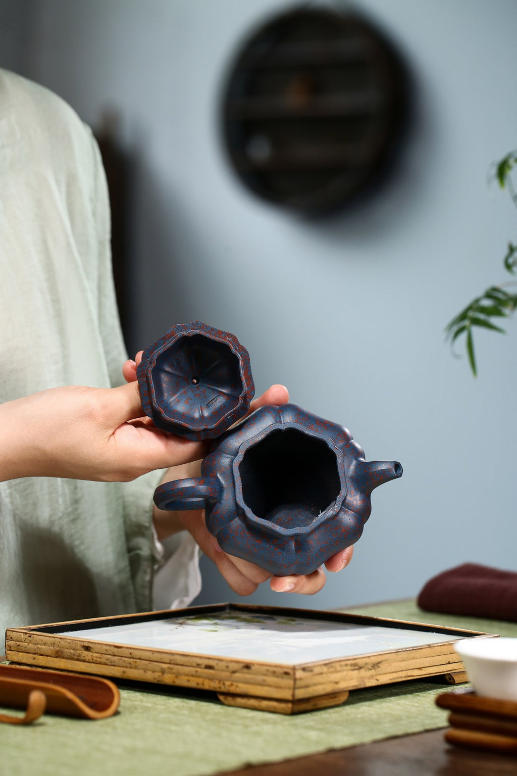 【葵仿古】 制壶：刘彩萍（国家级工艺美术师） 泥料：原矿天翠红砂 容量：200cc