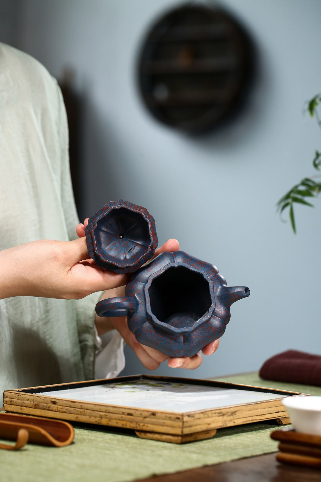 【葵仿古】 制壶：刘彩萍（国家级工艺美术师） 泥料：原矿天翠红砂 容量：200cc