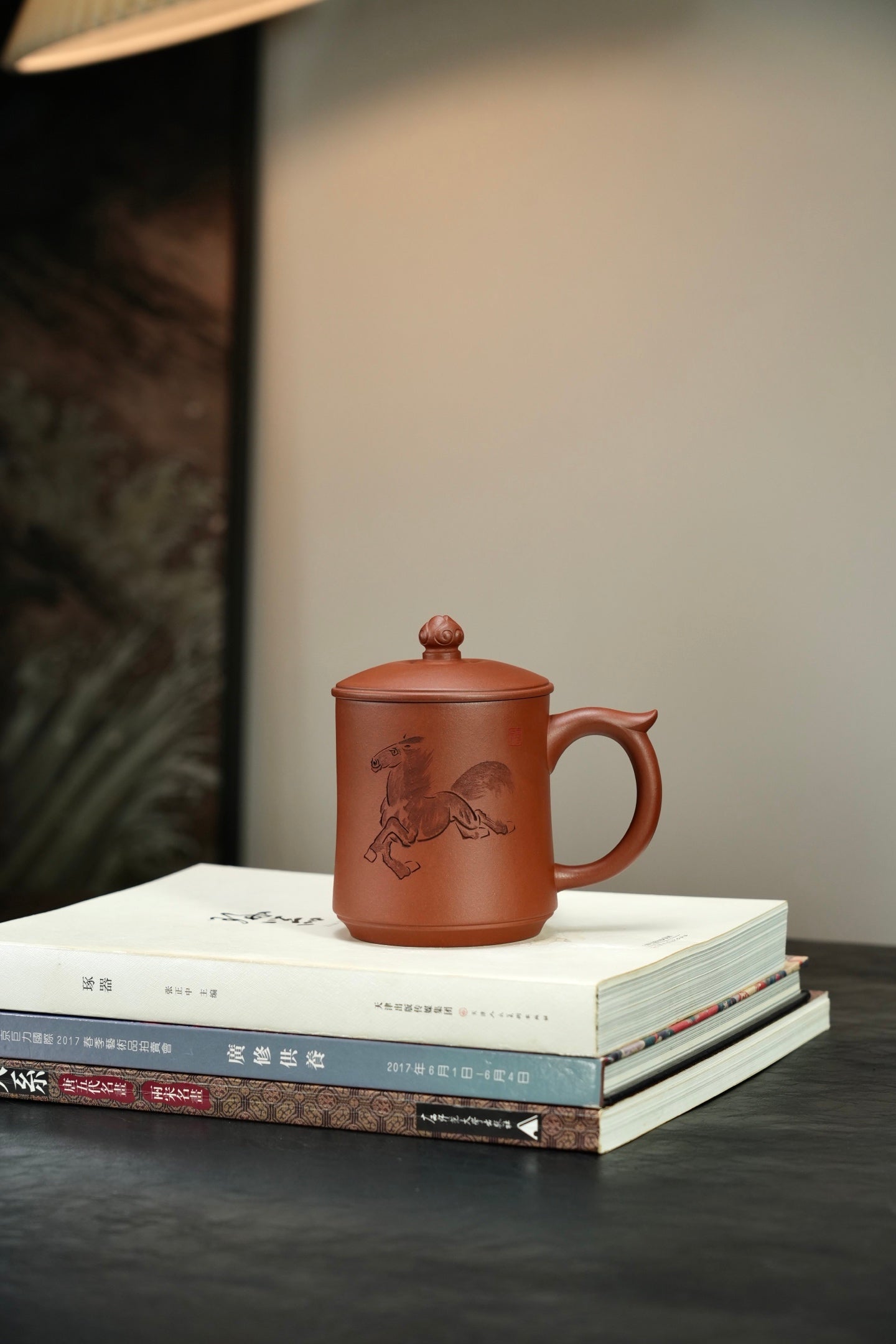 马到成功【紫砂·盖杯/办公杯】 原矿优质紫泥·430cc 国家级工艺美术师沈杰刻绘装饰·画面栩栩如生，字体铿锵有力