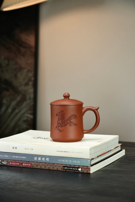 马到成功【紫砂·盖杯/办公杯】 原矿优质紫泥·430cc 国家级工艺美术师沈杰刻绘装饰·画面栩栩如生，字体铿锵有力