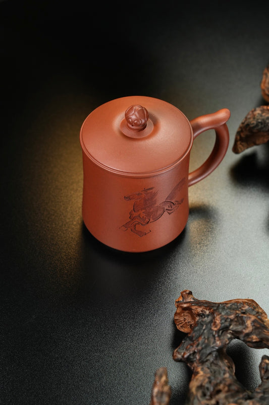 马到成功【紫砂·盖杯/办公杯】 原矿优质紫泥·430cc 国家级工艺美术师沈杰刻绘装饰·画面栩栩如生，字体铿锵有力