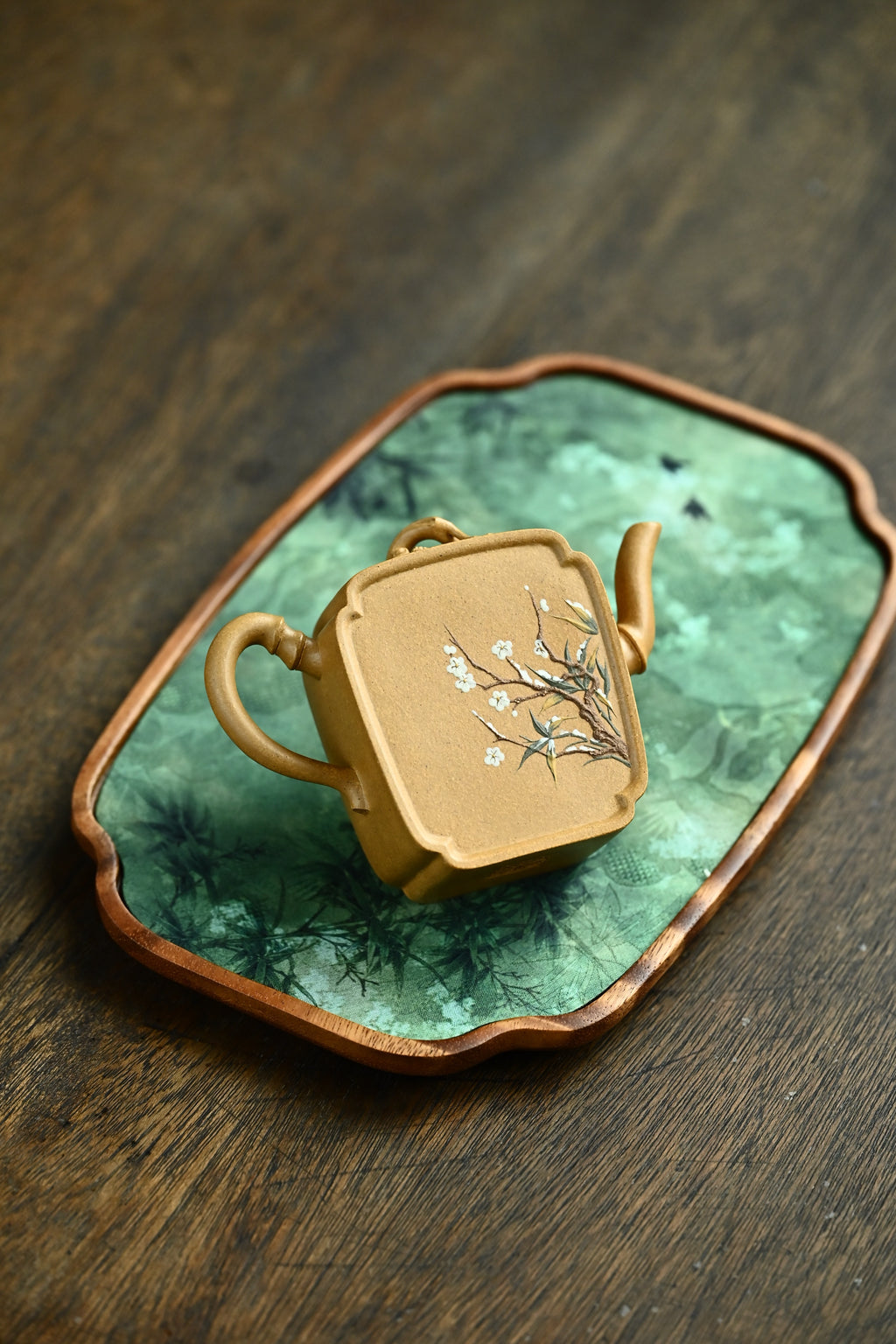 玉屏三友·全手工 /容量200cc/原矿段泥   壶身挺拔俊秀，如玉屏一般，刚柔相济，内外如一