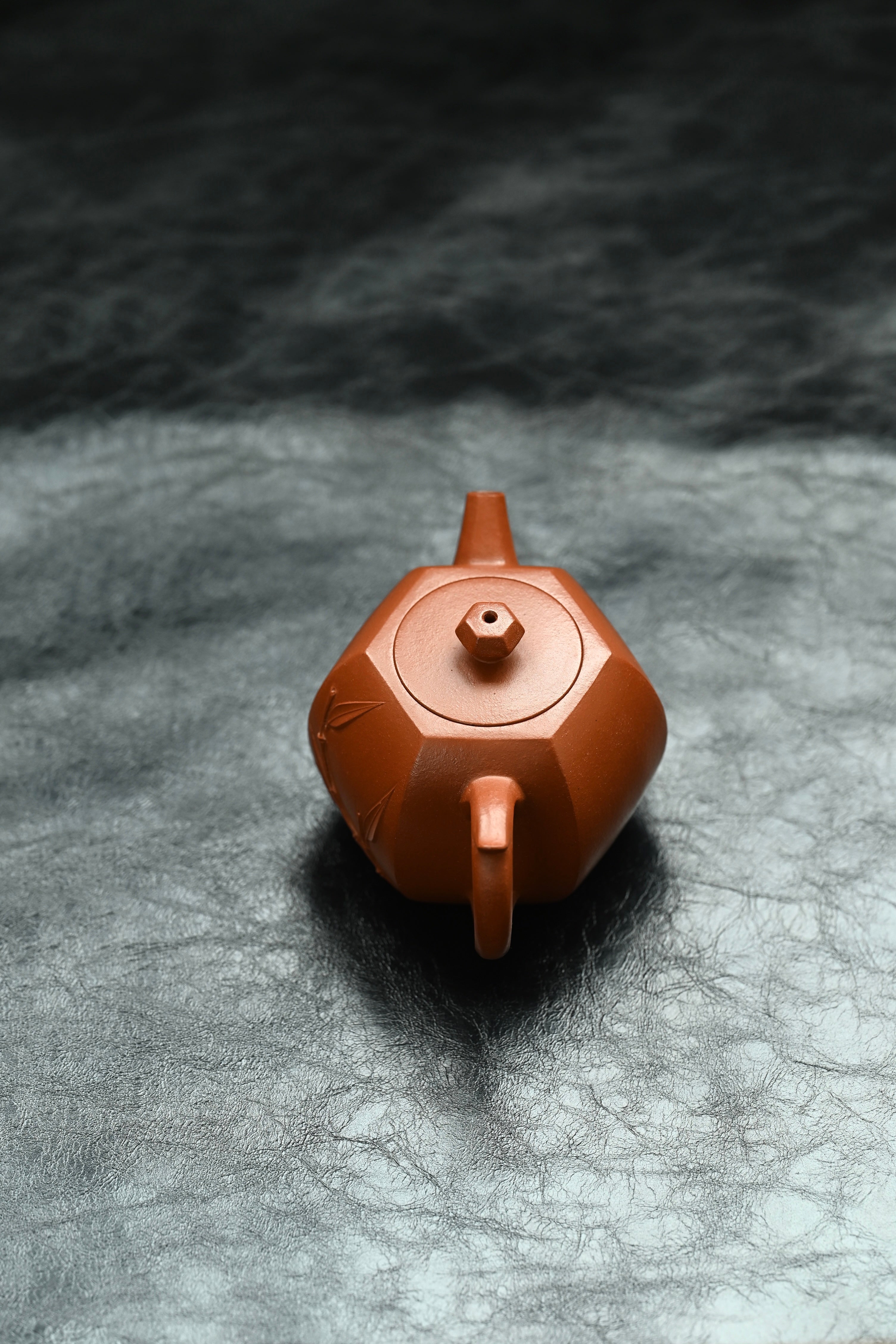 宝竹·全手工 /容量170cc/原矿朱泥   饱满挺括的壶身，每个面都平滑如镜，转折如意