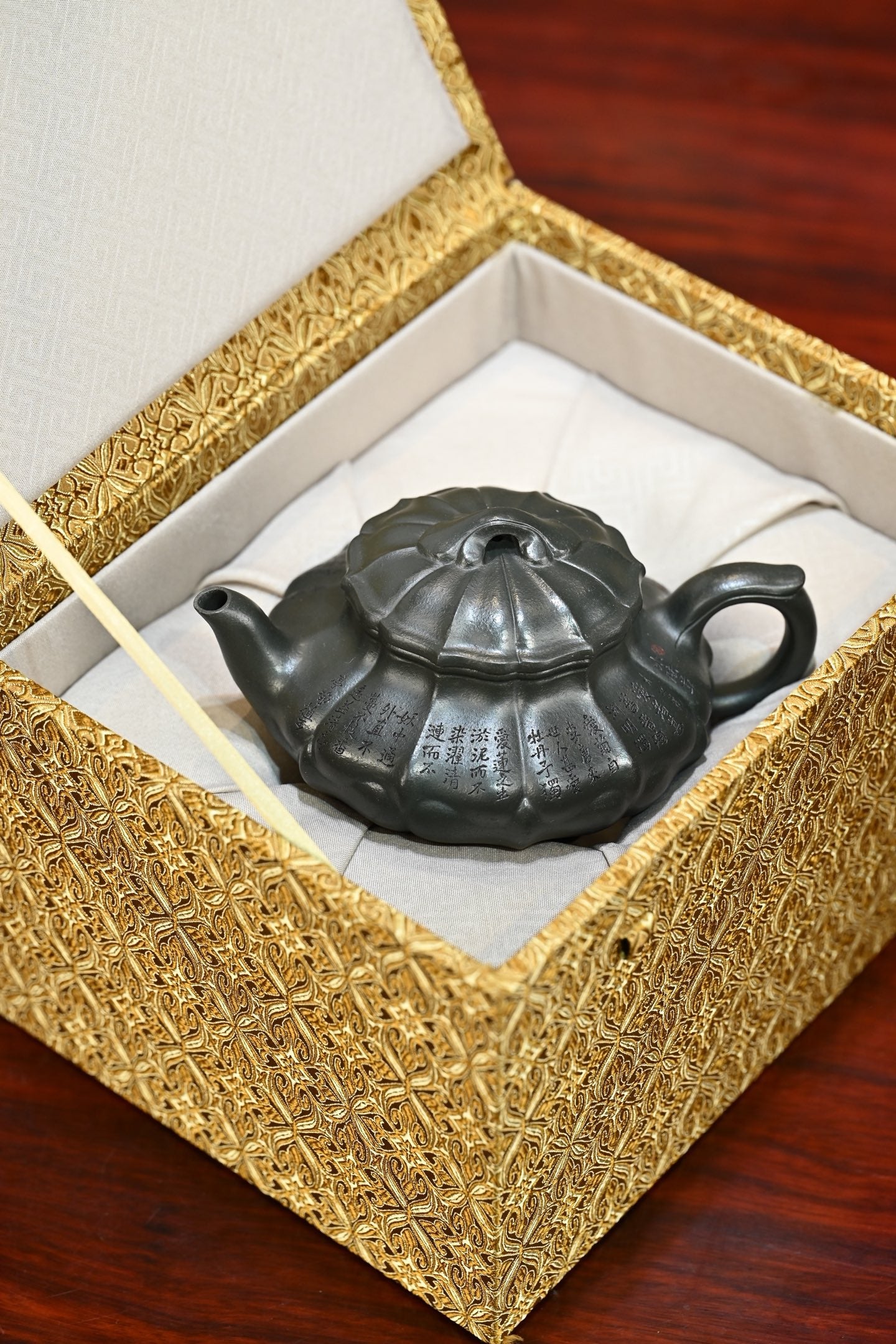 合菱·全手工 （省大师桑黎兵刻绘+双证书） /紫砂十二精英之首，省大师桑黎兵儿子桑崧杰作品/容量350cc/九龄君子兰