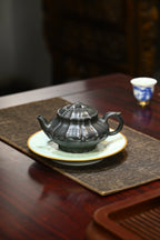 合菱·全手工 （省大师桑黎兵刻绘+双证书） /紫砂十二精英之首，省大师桑黎兵儿子桑崧杰作品/容量350cc/九龄君子兰