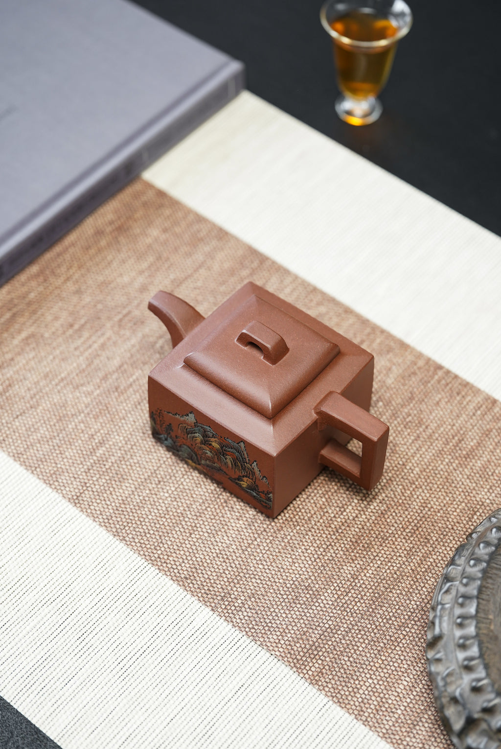 【彩刻江山 礼藏之巅】紫砂界彩刻山水标杆·李峰大师｜恭王府馆藏臻品《亚明四方壶》原矿优质底槽清·300cc