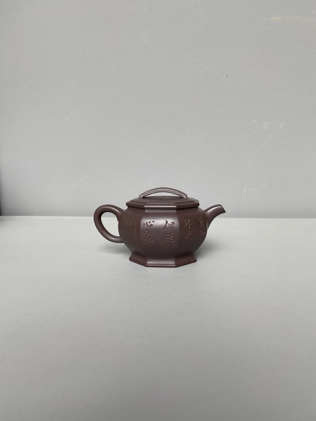 【耿浩方器 礼藏双绝】 紫砂80后方器巨匠·耿浩巅峰之作《六方汉瓦壶》原矿极品纯老紫泥·200cc（诗年刻绘）