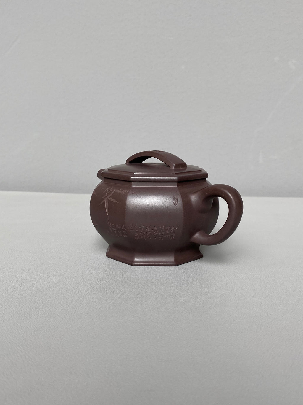 【耿浩方器 礼藏双绝】 紫砂80后方器巨匠·耿浩巅峰之作《六方汉瓦壶》原矿极品纯老紫泥·200cc（诗年刻绘）