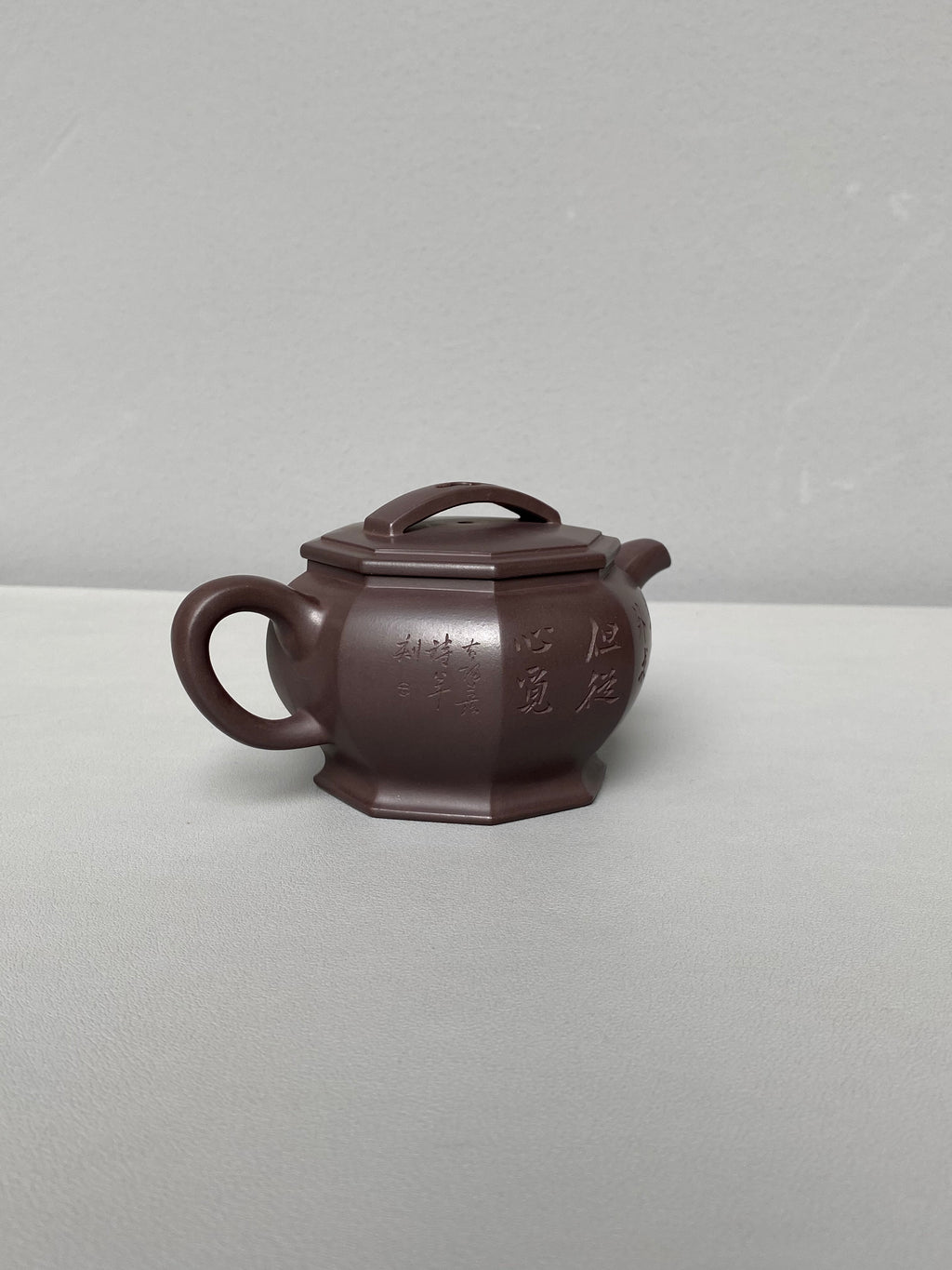 【耿浩方器 礼藏双绝】 紫砂80后方器巨匠·耿浩巅峰之作《六方汉瓦壶》原矿极品纯老紫泥·200cc（诗年刻绘）
