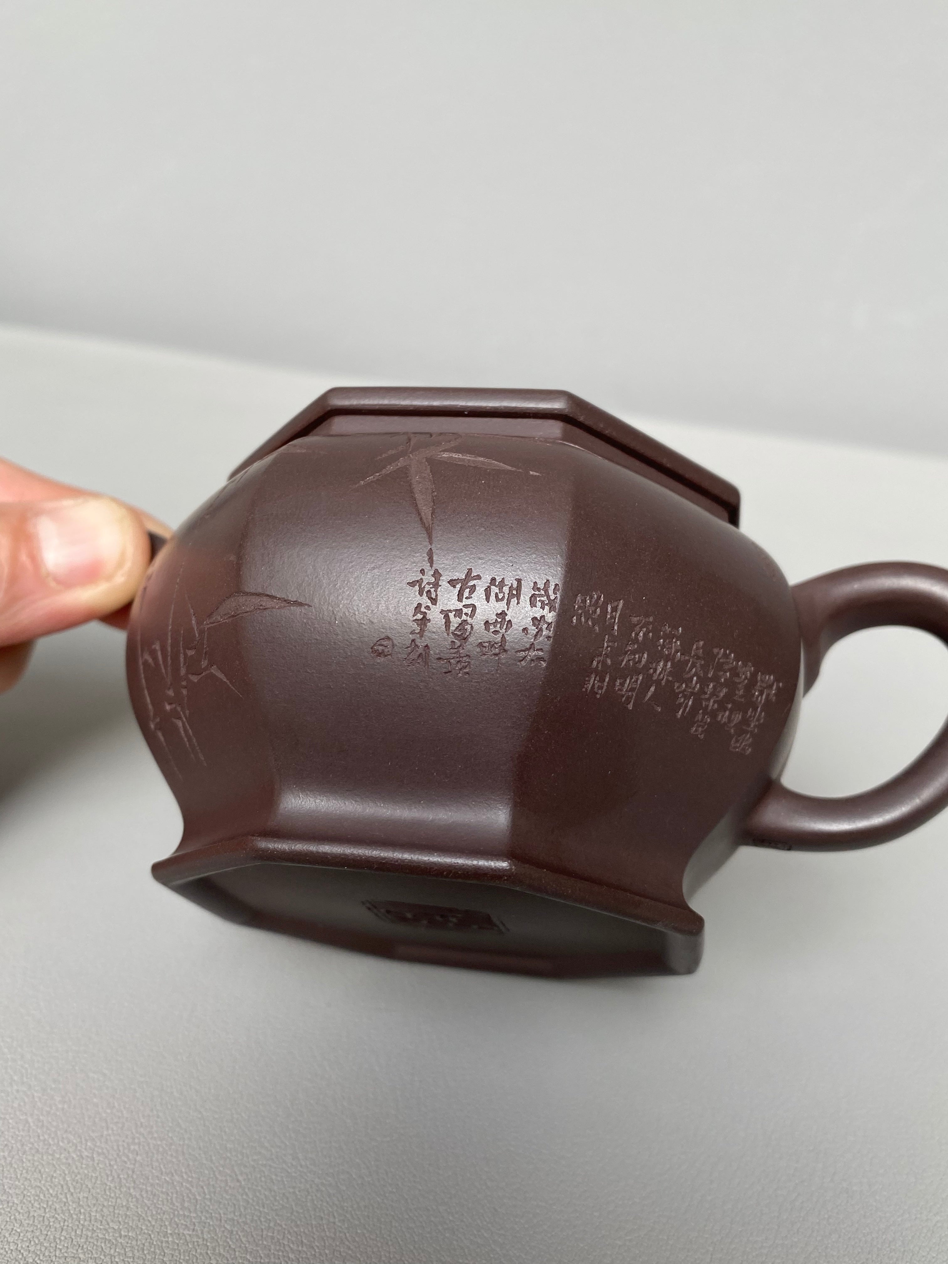 【耿浩方器 礼藏双绝】 紫砂80后方器巨匠·耿浩巅峰之作《六方汉瓦壶》原矿极品纯老紫泥·200cc（诗年刻绘）