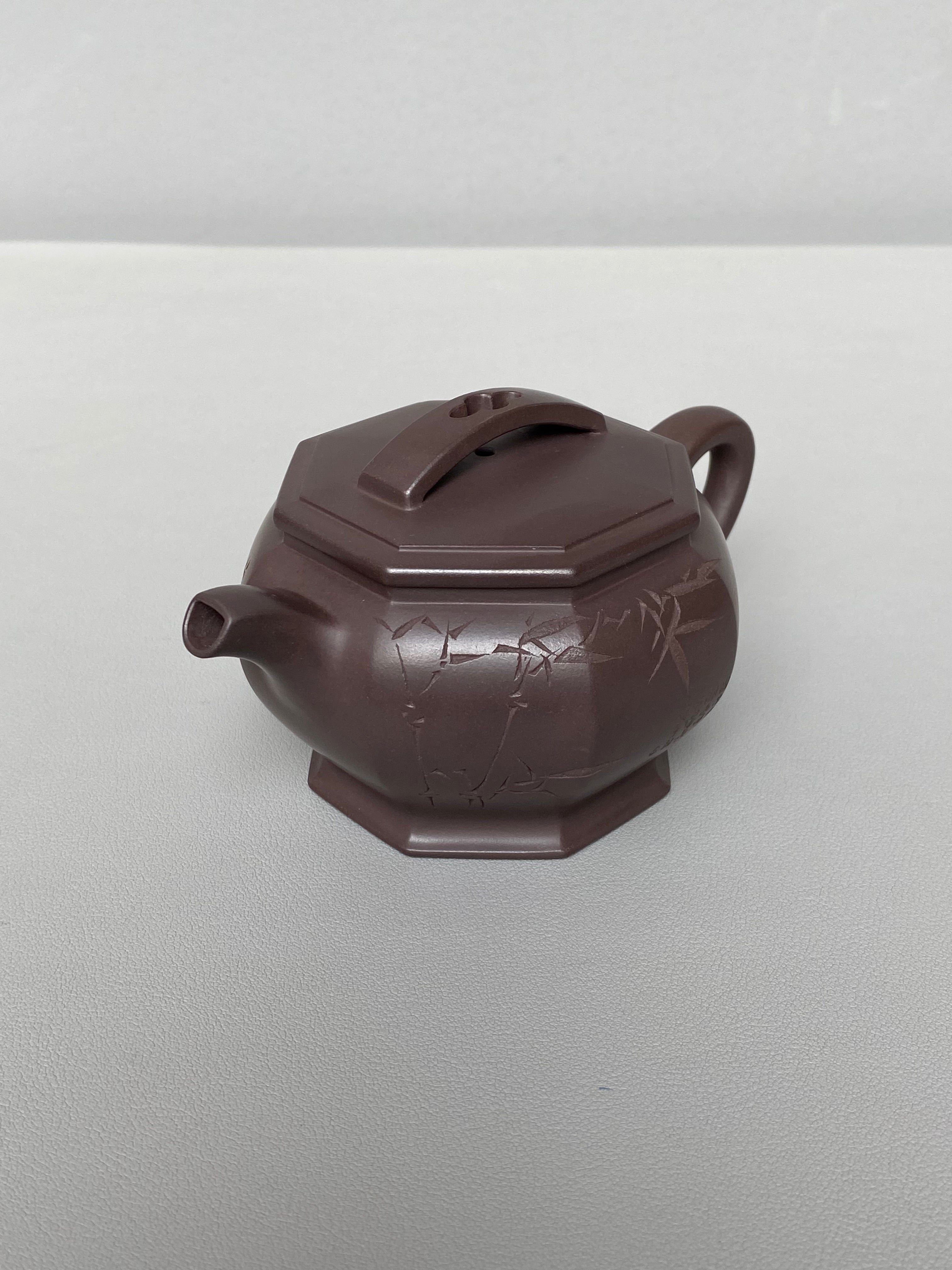 【耿浩方器 礼藏双绝】 紫砂80后方器巨匠·耿浩巅峰之作《六方汉瓦壶》原矿极品纯老紫泥·200cc（诗年刻绘）