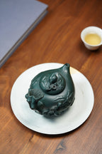 紫砂非遗花器泰斗·蒋蓉唯一嫡传｜蒋艺华亲制巅峰臻品【圣桃壶】原矿极品老绿泥·300cc