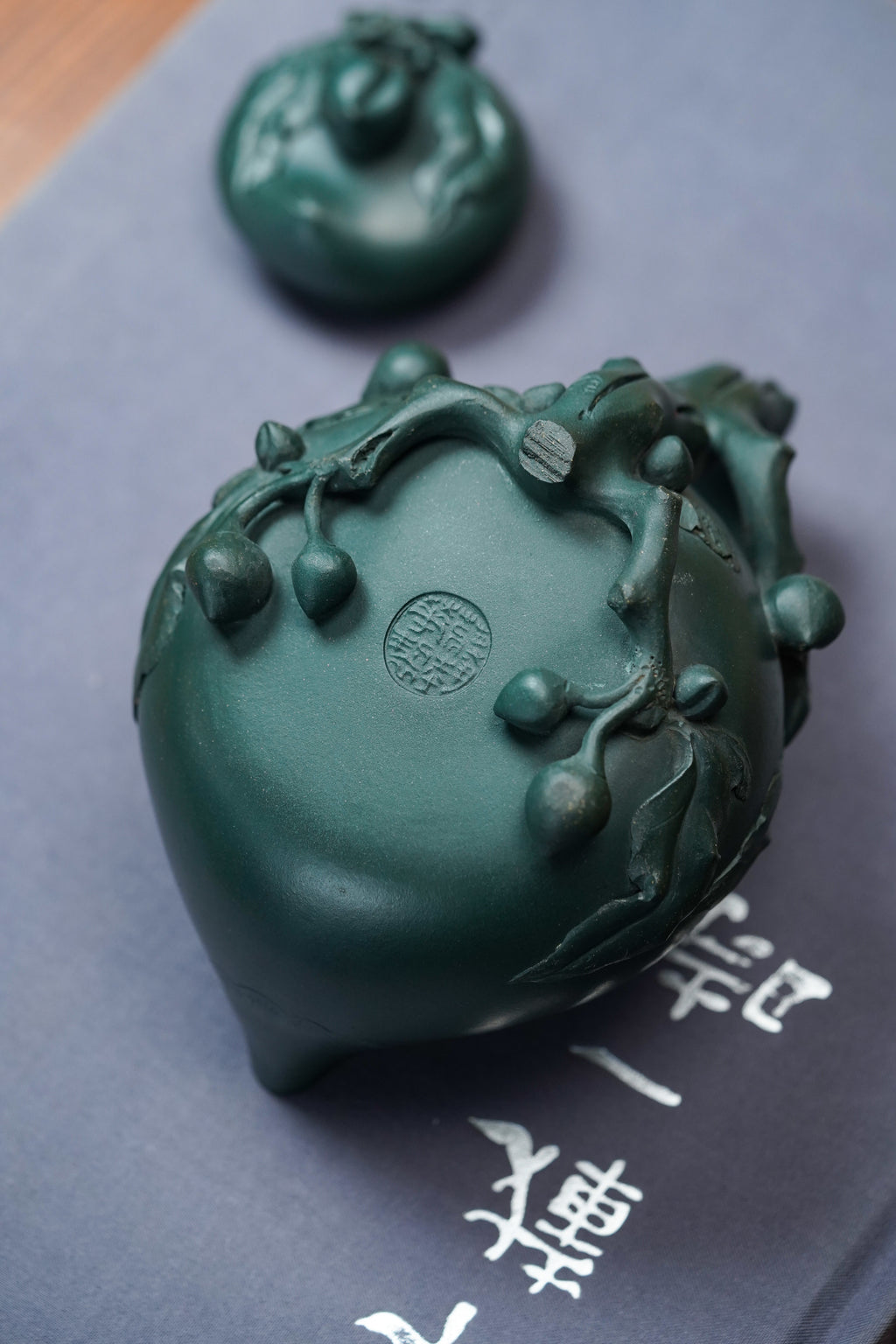 紫砂非遗花器泰斗·蒋蓉唯一嫡传｜蒋艺华亲制巅峰臻品【圣桃壶】原矿极品老绿泥·300cc