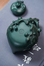 紫砂非遗花器泰斗·蒋蓉唯一嫡传｜蒋艺华亲制巅峰臻品【圣桃壶】原矿极品老绿泥·300cc