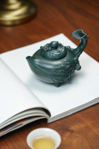 紫砂非遗花器泰斗·蒋蓉唯一嫡传｜蒋艺华亲制巅峰臻品【圣桃壶】原矿极品老绿泥·300cc