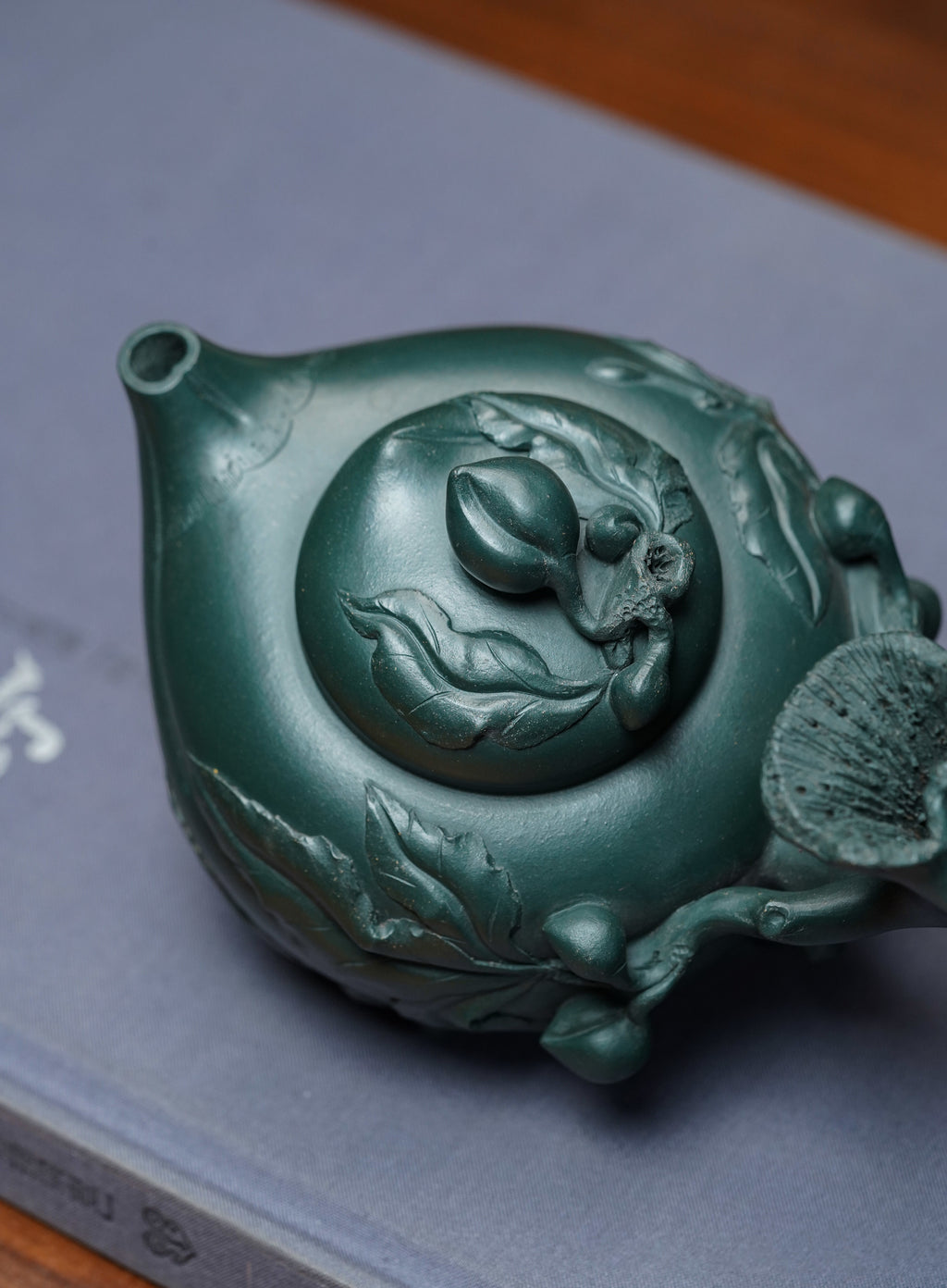 紫砂非遗花器泰斗·蒋蓉唯一嫡传｜蒋艺华亲制巅峰臻品【圣桃壶】原矿极品老绿泥·300cc