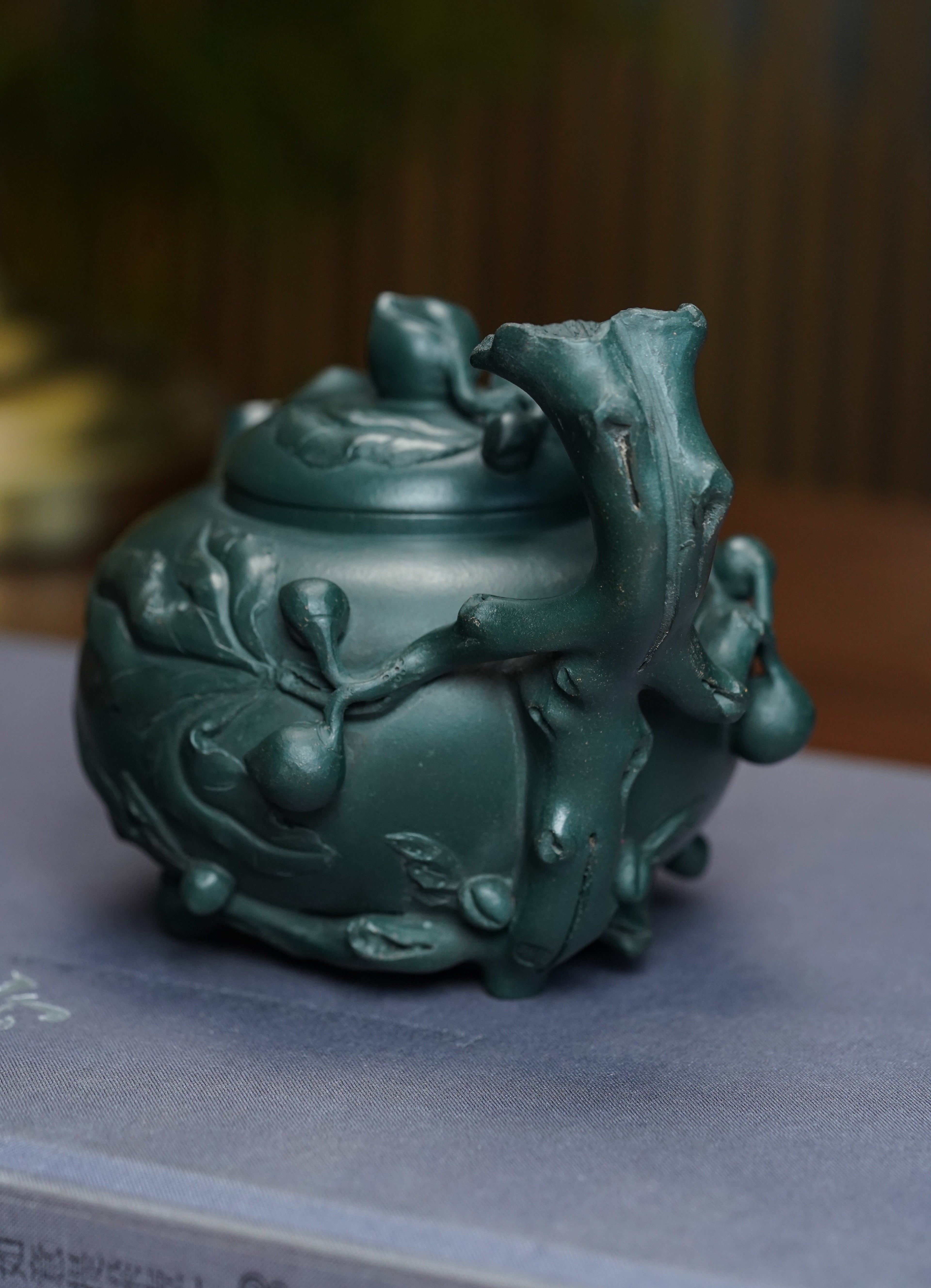 紫砂非遗花器泰斗·蒋蓉唯一嫡传｜蒋艺华亲制巅峰臻品【圣桃壶】原矿极品老绿泥·300cc