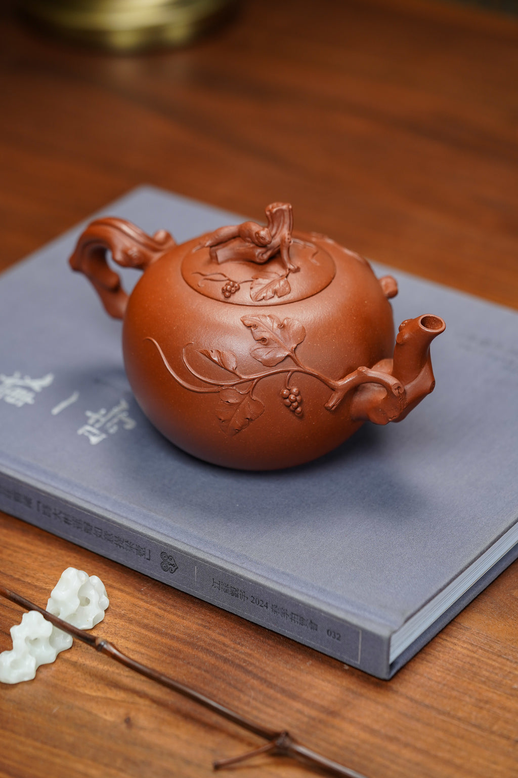 紫砂非遗花器泰斗·蒋蓉唯一嫡传｜蒋艺华亲制巅峰臻品【松鼠葡萄壶】原矿极品降坡泥·580cc
