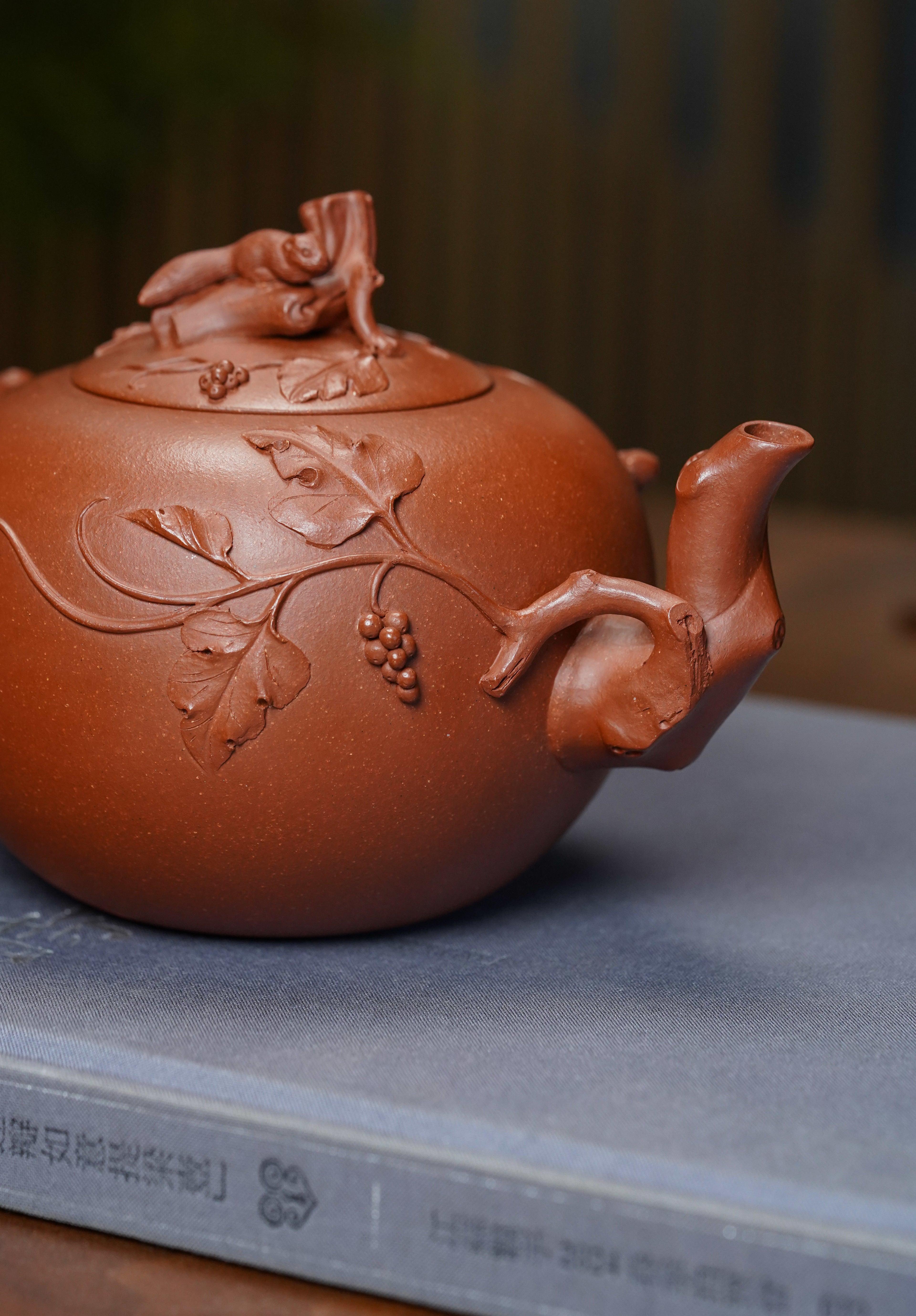 紫砂非遗花器泰斗·蒋蓉唯一嫡传｜蒋艺华亲制巅峰臻品【松鼠葡萄壶】原矿极品降坡泥·580cc