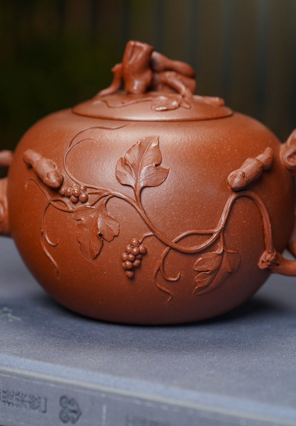 紫砂非遗花器泰斗·蒋蓉唯一嫡传｜蒋艺华亲制巅峰臻品【松鼠葡萄壶】原矿极品降坡泥·580cc