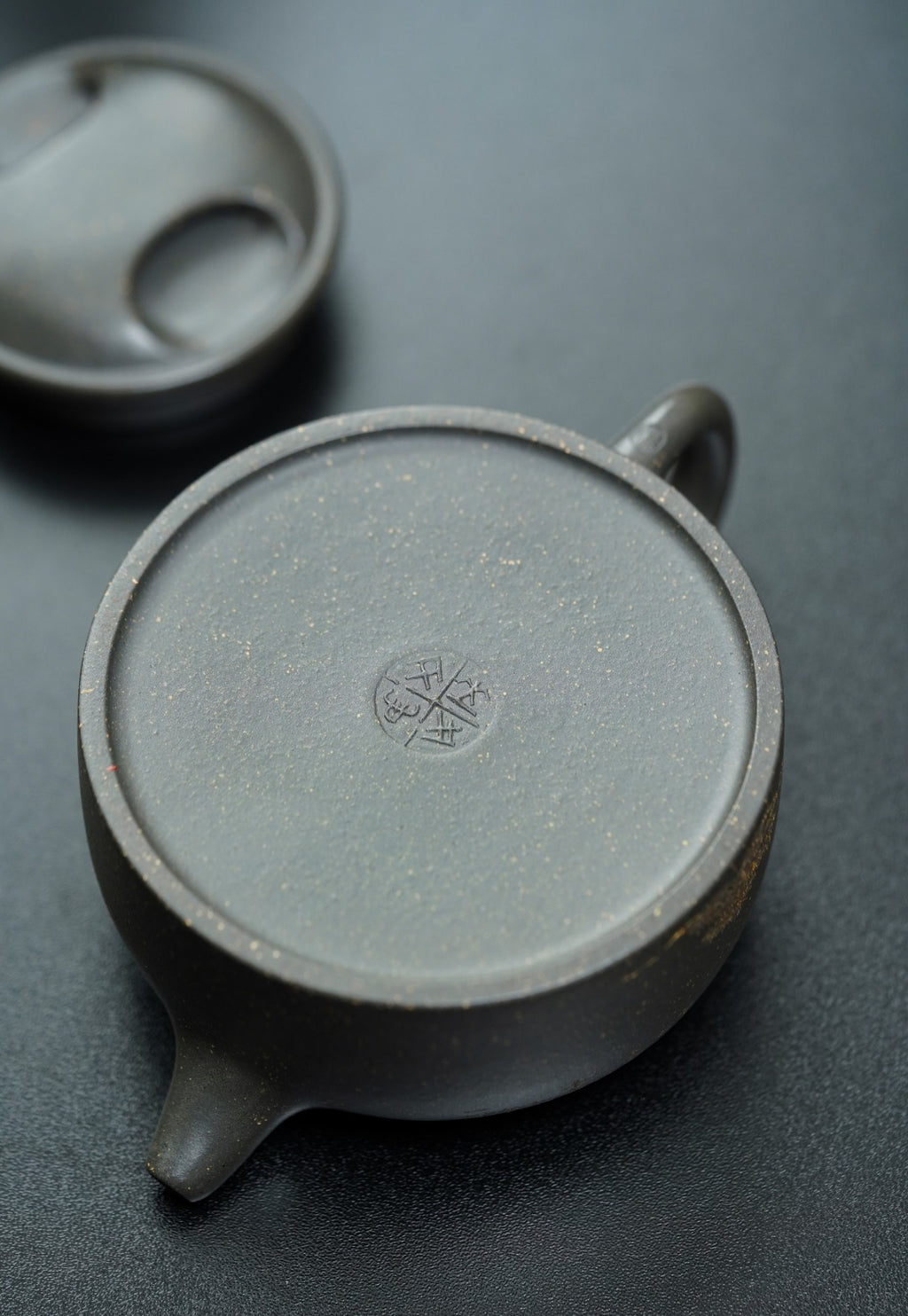 中国陶瓷艺术终身成就奖获得者｜典藏重器【牛盖莲子壶】原矿优质·储氏雪花青·220cc