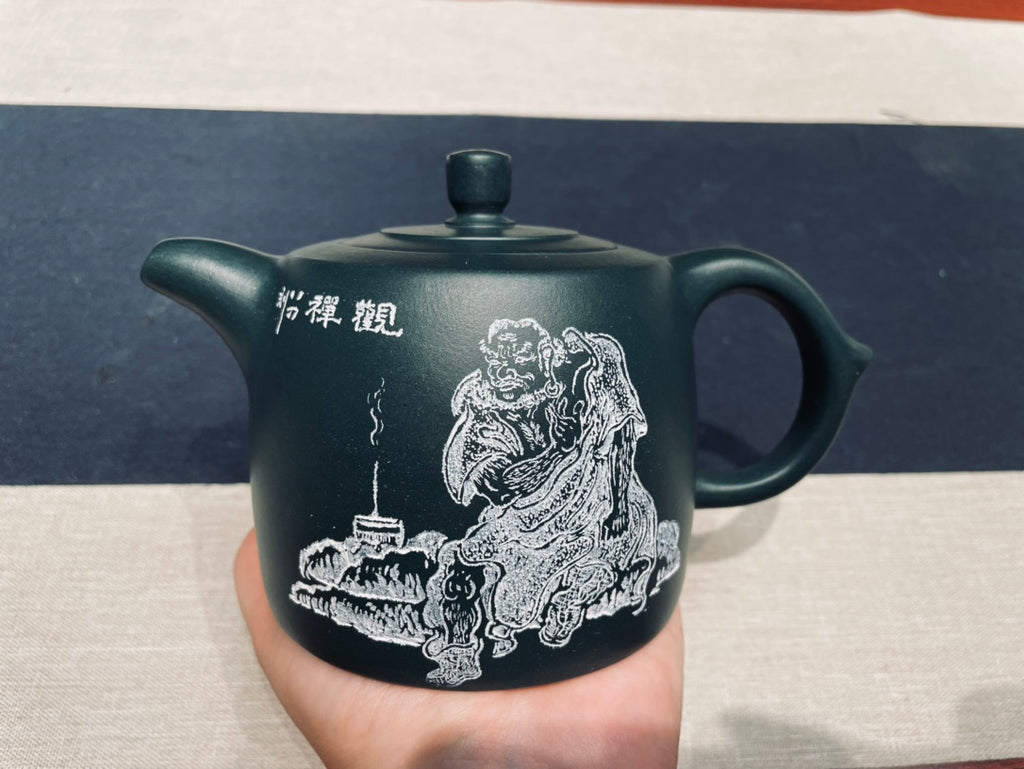 致敬经典【井栏】🔥🔥 一念清净一念佛 泥料：原矿民国绿泥 容量:500cc 作者:钱云娇 国家级工艺师（准高工） 刻绘：汉八刀老师陶刻罗汉图