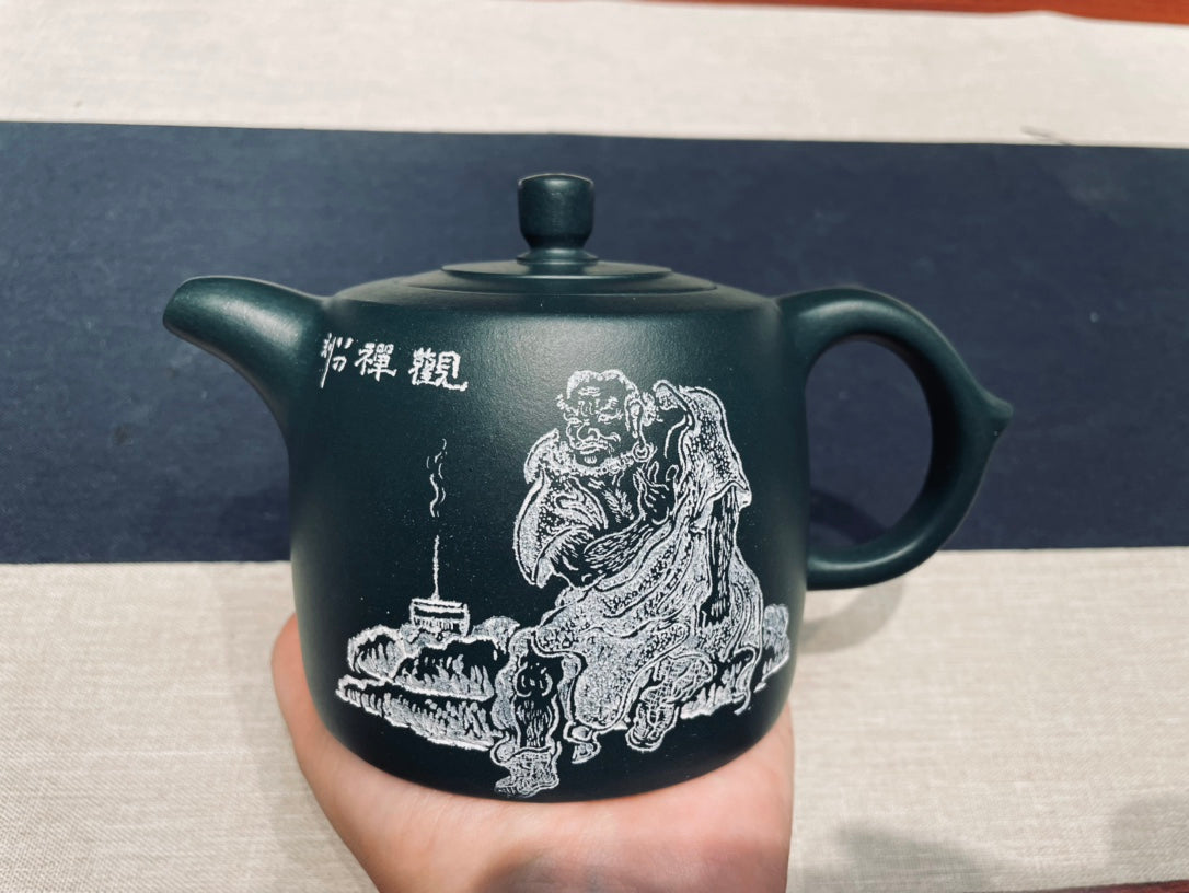 致敬经典【井栏】🔥🔥 一念清净一念佛 泥料：原矿民国绿泥 容量:500cc 作者:钱云娇 国家级工艺师（准高工） 刻绘：汉八刀老师陶刻罗汉图