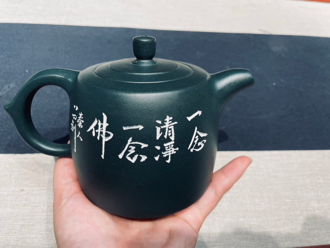 致敬经典【井栏】🔥🔥 一念清净一念佛 泥料：原矿民国绿泥 容量:500cc 作者:钱云娇 国家级工艺师（准高工） 刻绘：汉八刀老师陶刻罗汉图