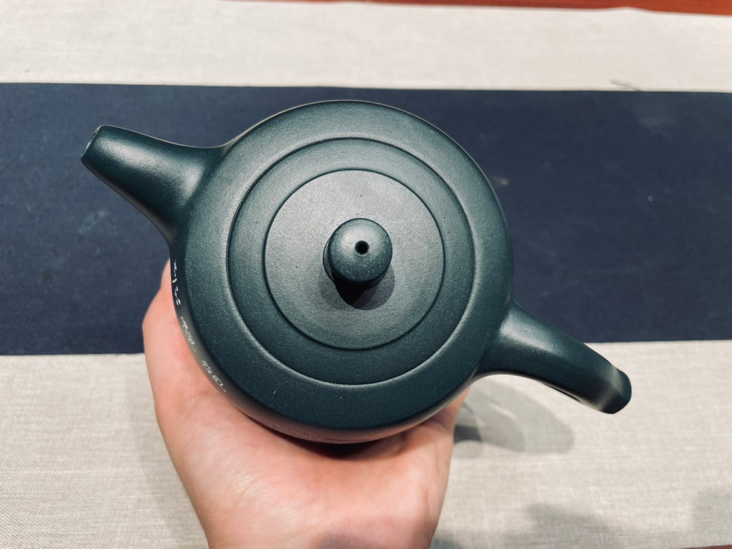 致敬经典【井栏】🔥🔥 一念清净一念佛 泥料：原矿民国绿泥 容量:500cc 作者:钱云娇 国家级工艺师（准高工） 刻绘：汉八刀老师陶刻罗汉图