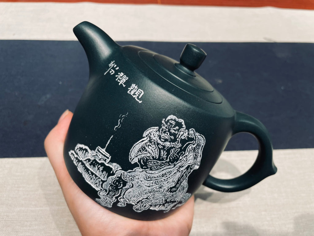 致敬经典【井栏】🔥🔥 一念清净一念佛 泥料：原矿民国绿泥 容量:500cc 作者:钱云娇 国家级工艺师（准高工） 刻绘：汉八刀老师陶刻罗汉图