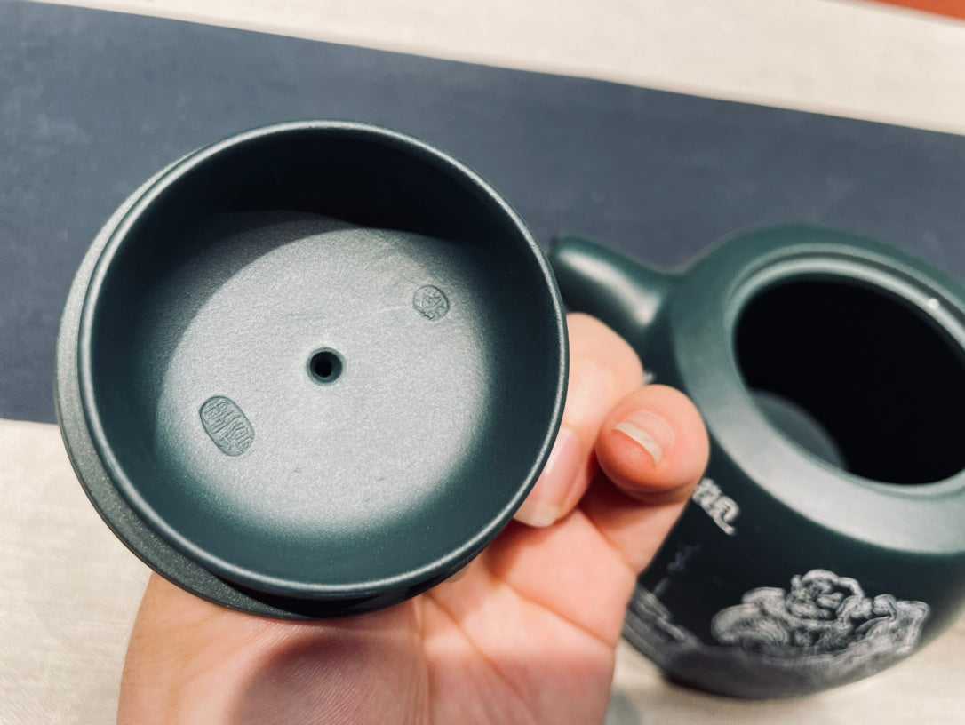 致敬经典【井栏】🔥🔥 一念清净一念佛 泥料：原矿民国绿泥 容量:500cc 作者:钱云娇 国家级工艺师（准高工） 刻绘：汉八刀老师陶刻罗汉图